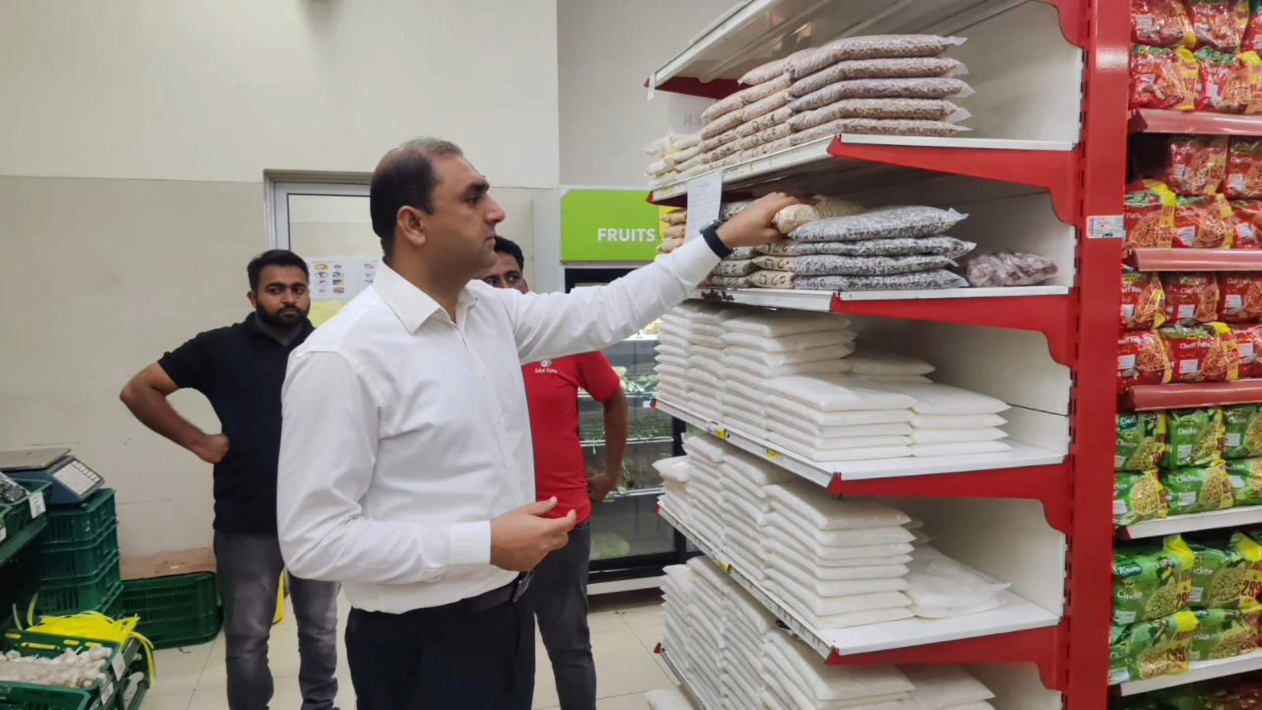 Read more about the article وزیر اعلیٰ پنجاب کی ہدایت پر صوبہ بھر میں چینی کی زائد قیمتوں پر فروخت کرنیوالوں کیخلاف کریک ڈاؤن