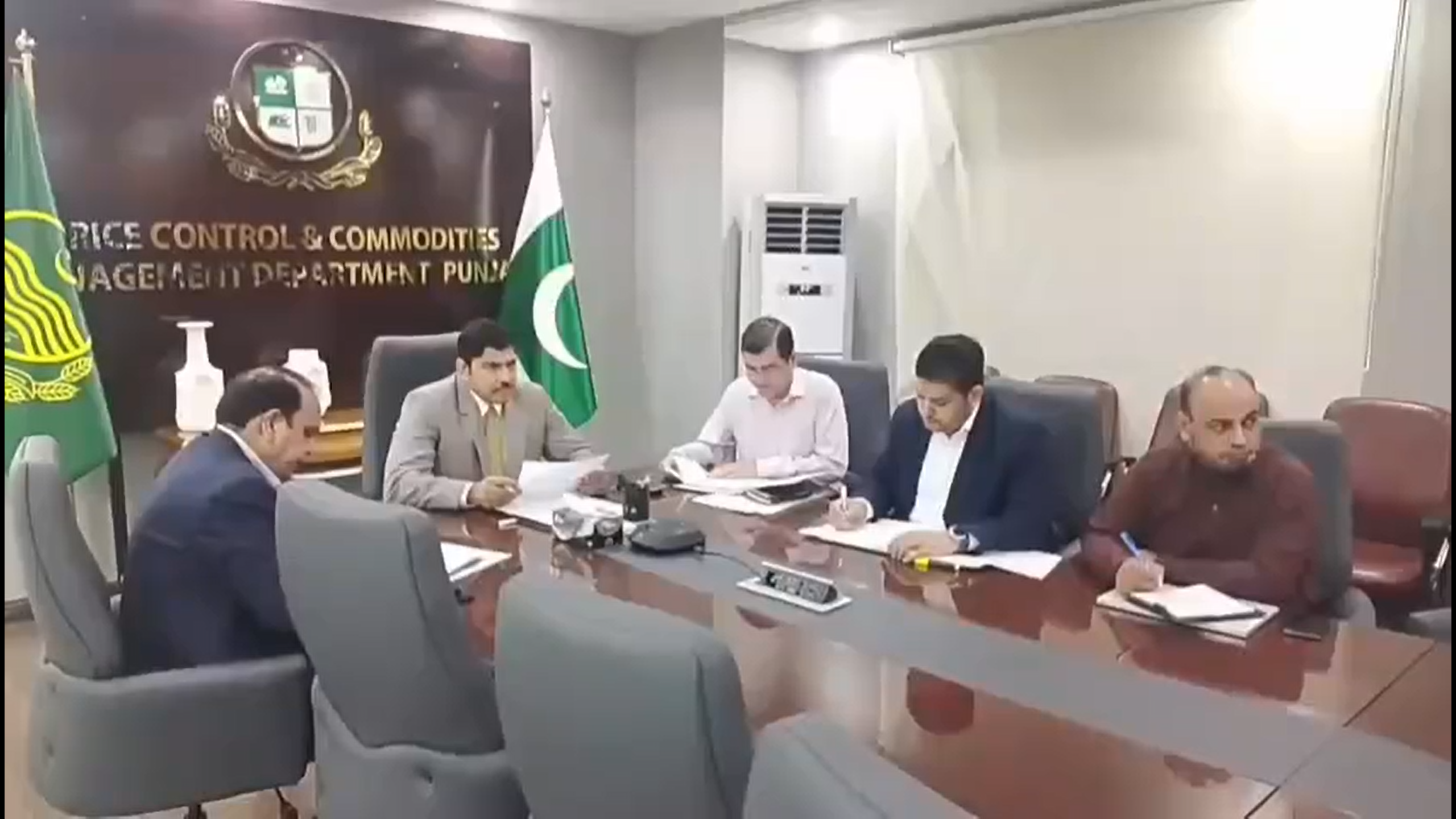Read more about the article سیکرٹری پرائس کنٹرول ڈاکٹر احسان بھٹہ کی زیر صدارت صوبہ بھر میں چینی سپلائی بارے اہم اجلاس