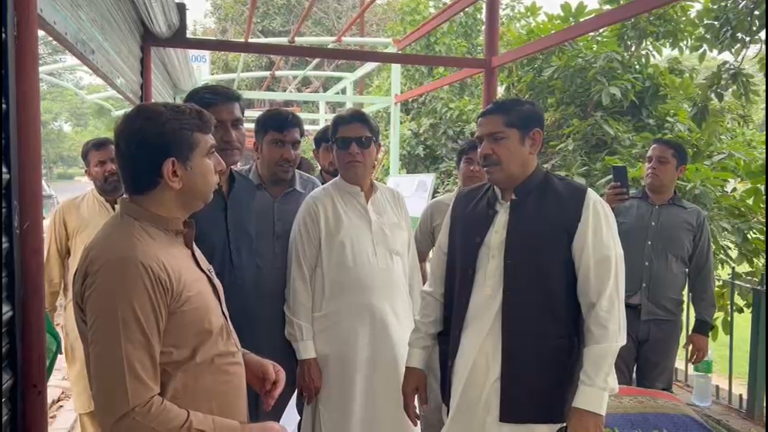 Read more about the article سیکرٹری پرائس کنٹرول ڈاکٹر احسان بھٹہ کا سہولت آن دی گو بازاروں کی تعمیر کا جائزہ