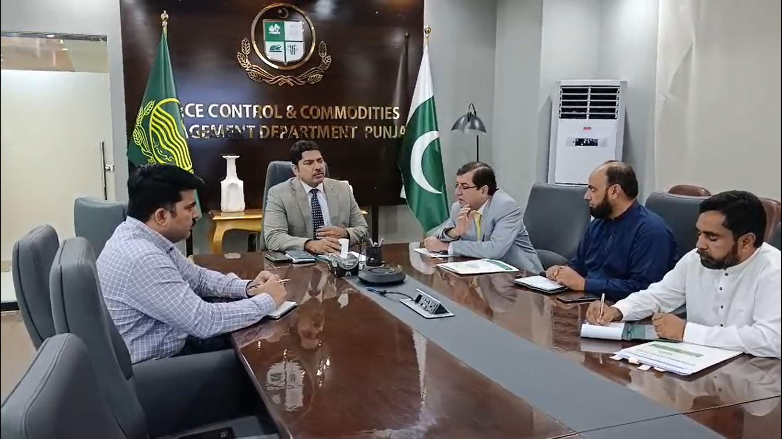 Read more about the article سیکرٹری پرائس کنٹرول ڈاکٹر احسان بھٹہ کی زیر صدارت چینی سپلائی کی صورتحال بارے اجلاس