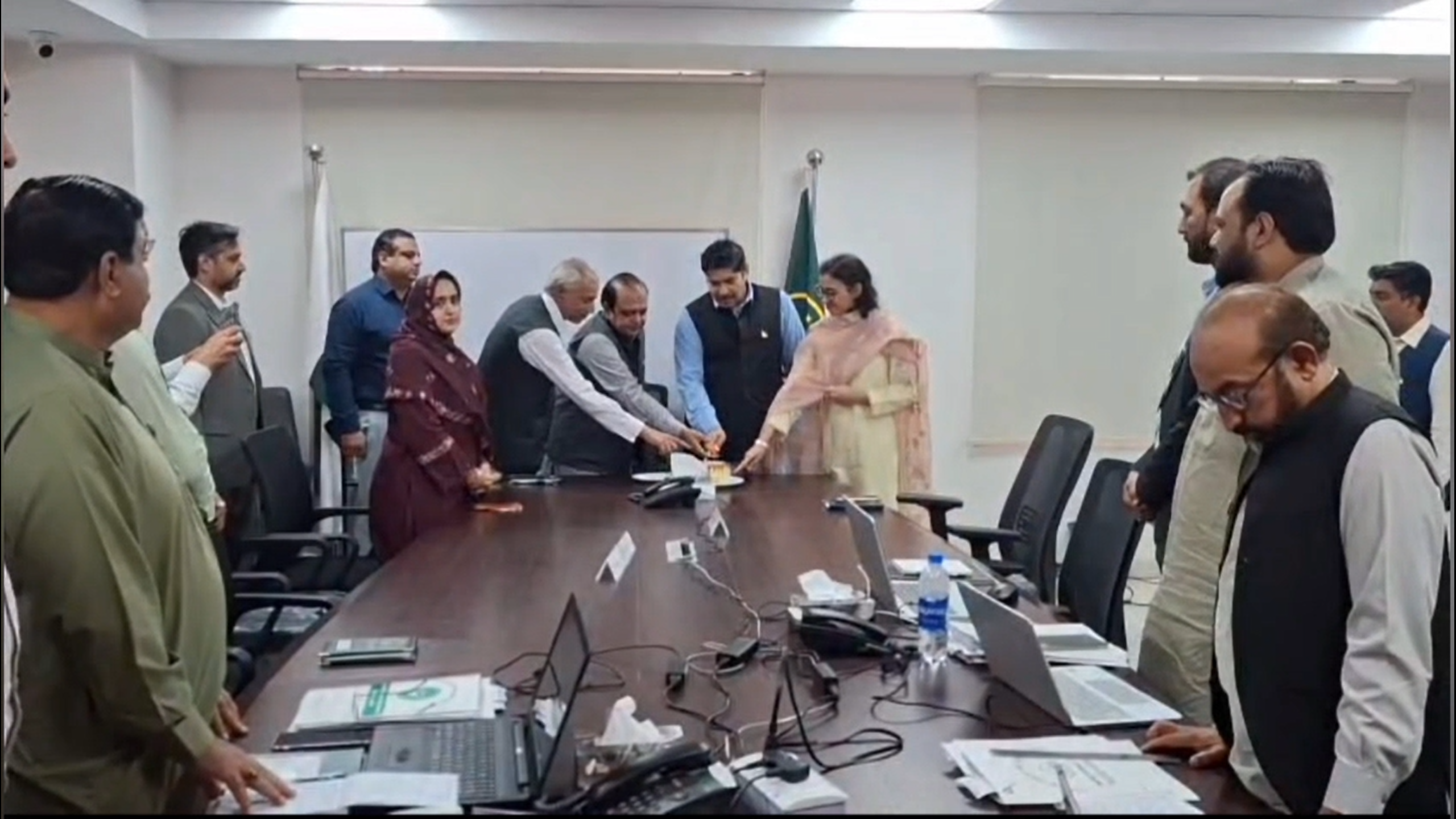 Read more about the article سیکرٹری پرائس کنٹرول ڈاکٹر احسان بھٹہ نے پرائس مانیٹرنگ کنٹرول سنٹر کا دورہ کیا