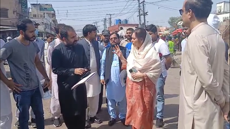 Read more about the article سیکرٹری پرائس کنٹرول ڈاکٹر کرن خورشید کا بادامی باغ سبزی منڈی اور ہربنس پورہ سہولت بازار کا دورہ