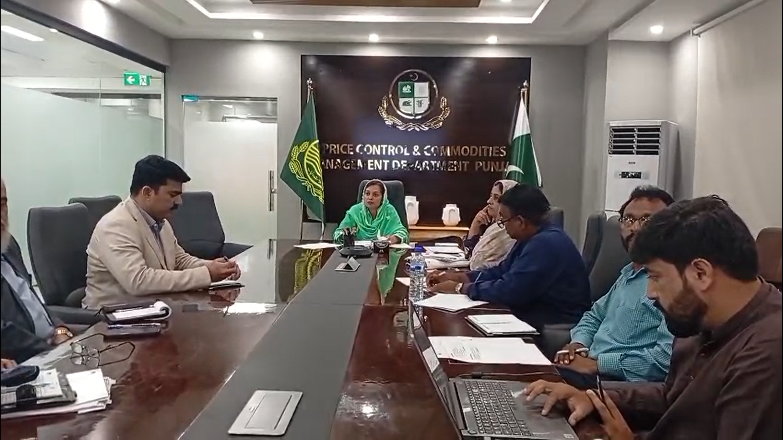Read more about the article سیکرٹری پرائس کنٹرول ڈاکٹر کرن خورشید کی زیر صدارت محکمانہ امور بارے اجلاس